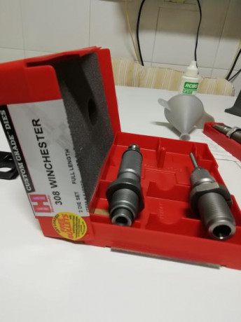 Buenas noches
Pongo a la venta todos estos accesorios para recarga. 
Los dies, el comprobador de vaina 30