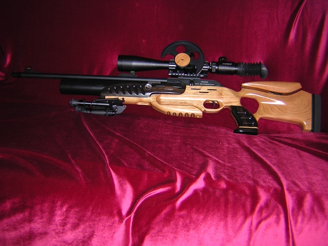 hola
os presento my ultimo trabajo sobre una carabina UMAREX 850 AirMagnum pasada al aire.
cañon roscado 02