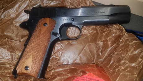 Vendo esta exclusiva colt 1911 del ejercito, calibre 45 en su caja original sin estrenar. En Libro de 12