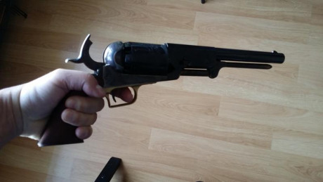 Se vende este revolver de avancarga Colt Walker de la marca Uberti. A pesar de que le ligé la culata para 02
