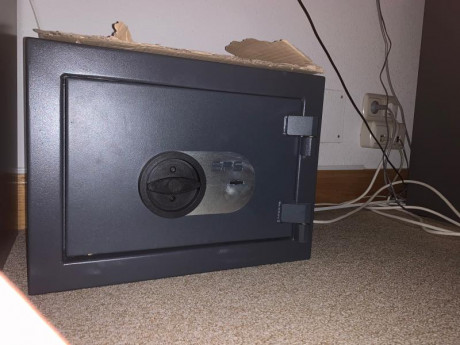 Vendo armero SPS grado III 310 LC SPS. 
Está como nuevo, nunca se ha instalado con tornillos, siguen en 00