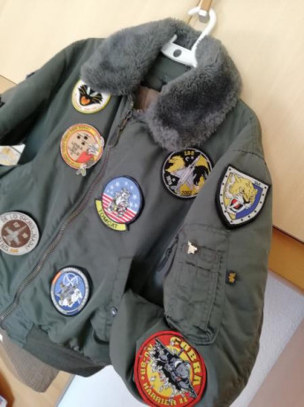 Bueno. No es la de top gun, tampoco una chaqueta cara ni edicion limitada de ningún modelo. Es solo mi 01