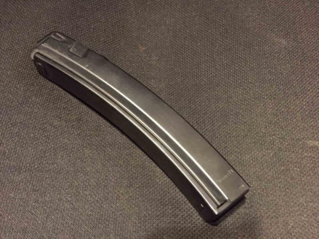 VENDIDO Se vende cargador MP5 original de HK con capacidad para 30 cartuchos. Poco uso, funcionamiento 01