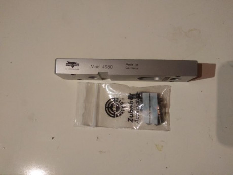 Vendo adaptador de acción redonda a culata de acción cuadrada de cuatro tornillos. 110€ 01