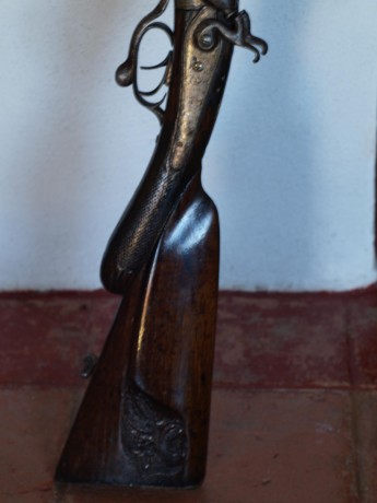 Hola a todos,

Necesito ayuda, alguien me puede ayudar a tasar esta escopeta de 16/70 de martillos, con 02