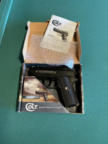 Hola sin uso en caja pistola COLT DEFENDER. “ botellas. Bolas.  Caza balines. y blancos que no salen en 01