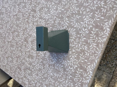 Hola sin uso en caja pistola COLT DEFENDER. “ botellas. Bolas.  Caza balines. y blancos que no salen en 10