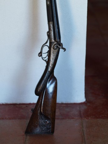 Hola a todos,

Necesito ayuda, alguien me puede ayudar a tasar esta escopeta de 16/70 de martillos, con 21
