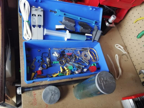 Pongo a la venta caja con muchísimos repuestos para dillon xl650, trae otra palanca y plástico de tolva 01