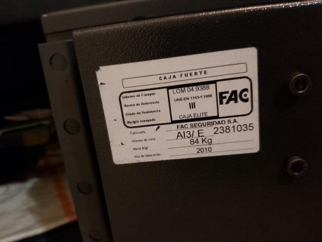 Hola. Por abandono de la afición, vendo mi armero de armas cortas.
Tiene la homologación antigua, por 02