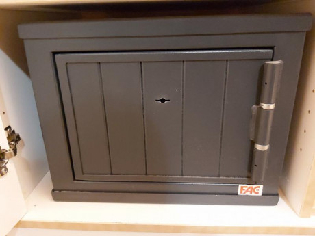 Hola. Por abandono de la afición, vendo mi armero de armas cortas.
Tiene la homologación antigua, por 01