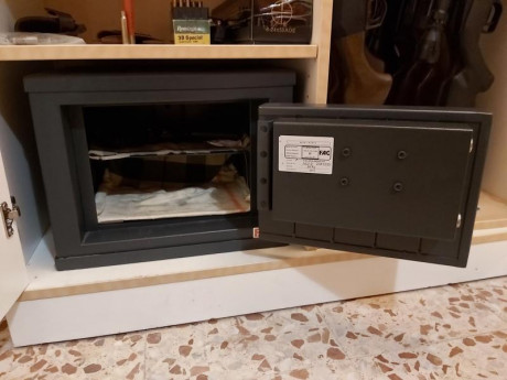 Hola. Por abandono de la afición, vendo mi armero de armas cortas.
Tiene la homologación antigua, por 00