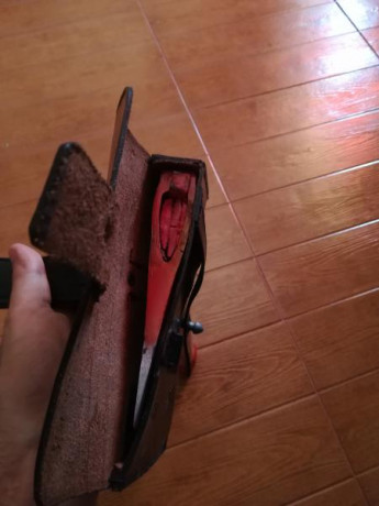 Vendo hacha datada en funda de 1959. En perfecto estado. Funda para porte en cuero con refuerzo de metal 10