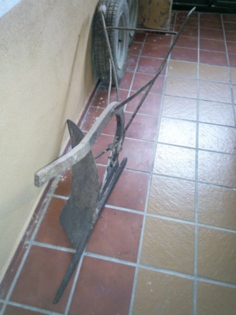 Se vende zafra de aceite antigua, 30€, también se vende vertedera antigua para restaurar el carro para 01