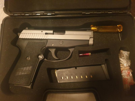 Hola, se vende sig sauer p239 bitono con 100 disparos como mucho, se adjunta de cargador de repuesto y 01