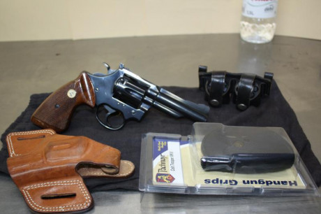 Hola. compañeros 
Vendo REVOLVER TROOPER MK III 357 MAGNUM con muy poco uso con sus cargadores rapidos, 00