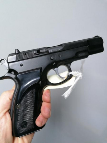 Vendo pistola CZ 75 B del 9pb con 1 cargador de16. Está muy cuidada. Precio 200€ más 25€ de portes si 02
