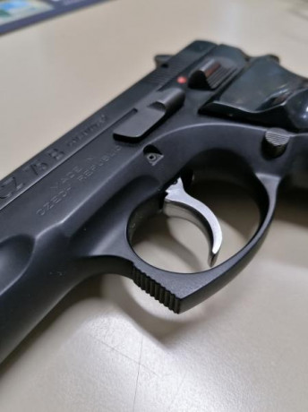 Vendo pistola CZ 75 B del 9pb con 1 cargador de16. Está muy cuidada. Precio 200€ más 25€ de portes si 00