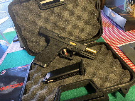Vendo pistola completamente nueva de airsoft
Marca WE Glock 17 negra y dorada.
Factura de compra de Diciembre 00