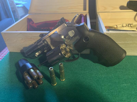 Vendo 2 pistolas de Co2 
Dan Wesson revolver con 30 cartuchos para balines de 4,5mm
Umarex Walther ppk 01