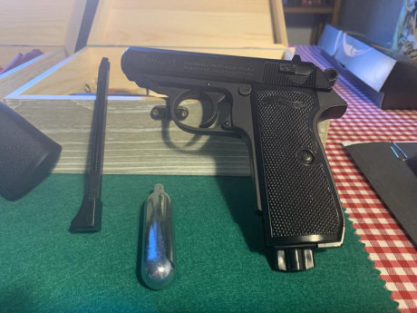 Vendo 2 pistolas de Co2 
Dan Wesson revolver con 30 cartuchos para balines de 4,5mm
Umarex Walther ppk 00