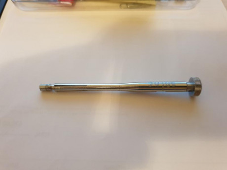 Buenas a todos,
Tengo un colimador óptico Bushnell de 3 varillas y he perdido la única que utilizo.Es 21