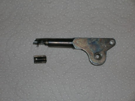 Hola compañeros, tengo un Colt Navy de Pietta en 5 pulgadas y cal. .44, se me ha roto el extremo de la 01