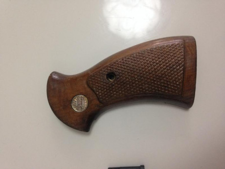 Vendo Cachas de madera de un Astra Cádix con su tornillo . En muy buen estado. 25 euros más gastos. Están 00