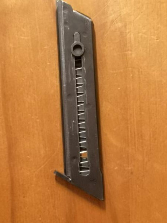 Busco cargador para pistola F.N. International del calibre 22 guiada en F, como los de la foto, ya que 02