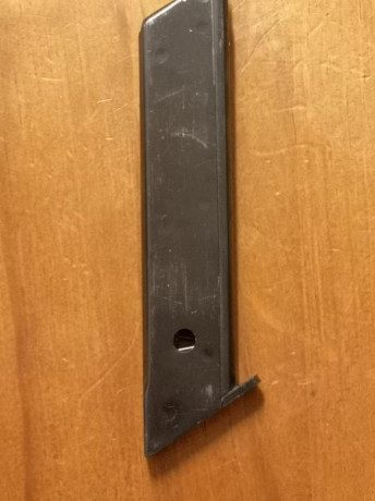 Busco cargador para pistola F.N. International del calibre 22 guiada en F, como los de la foto, ya que 01