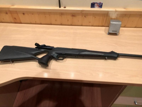 Buenas tardes. 
Un compañero y amigo de caza vende este pedazo de rifle.
BLASER R8 SUCESS LEATHER en 9.3x62 00