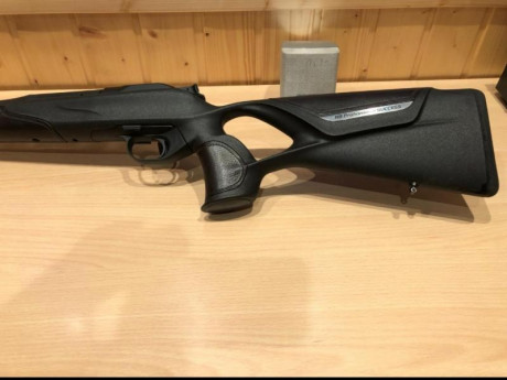 Buenas tardes. 
Un compañero y amigo de caza vende este pedazo de rifle.
BLASER R8 SUCESS LEATHER en 9.3x62 10