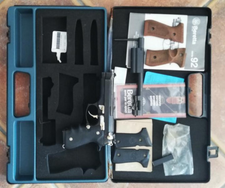 VENDO BERETTA 92 F CON DOS CARGADORES  DE 15 Y DOS CAÑONES DE 9 MM , UNO ES DE 6 PULGADAS. TIENE 2 JUEGOS 00