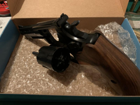 Pues eso, estudiaría comprar el ME 38 Magnum sistema BACS o Brocock de 5 tiros. 
Sólo me interesa el del 90