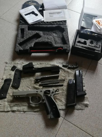 Está en perfectas condiciones mecánica y esteticamente(3000disparos),dos cargadores,varilla de acero,grip's 12