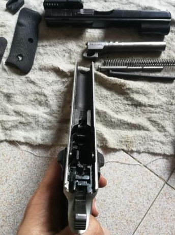 Está en perfectas condiciones mecánica y esteticamente(3000disparos),dos cargadores,varilla de acero,grip's 11