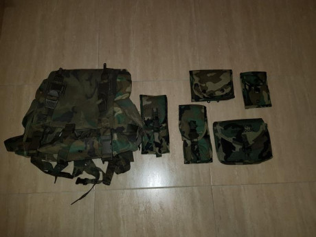 Mochila camuflaje boscoso. Portacargadores, botiquin individual(vacio) y portabrujula. Todo nuevo.

 50 00