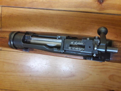 Este lee Enfield esta como nuevo, la madera ha sido acabado de nuevo manteniendo todo sus marcajes intacto.
Pavon 02