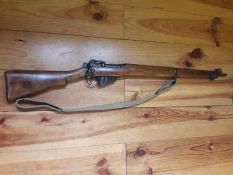 Este lee Enfield esta como nuevo, la madera ha sido acabado de nuevo manteniendo todo sus marcajes intacto.
Pavon 00
