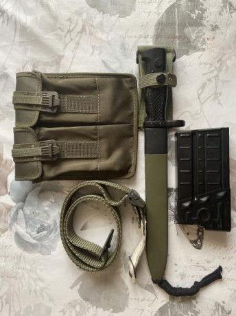 Hola, vendo este conjunto para nuestro glorioso Cetme.
Consta de bayoneta,cargador aluminio 20 disparos 00