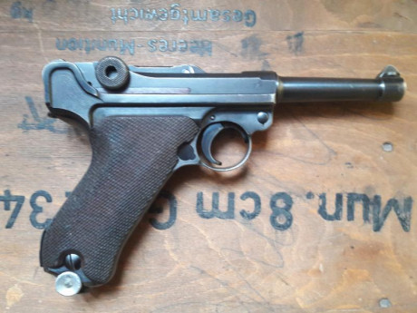 Preciosa luger de la Policía con la aguila L.
y seguro Schiwy. 
1942 el ultimo año de producción. 
importado 02