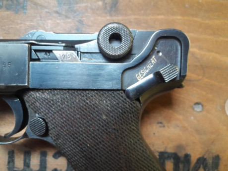 Preciosa luger de la Policía con la aguila L.
y seguro Schiwy. 
1942 el ultimo año de producción. 
importado 00