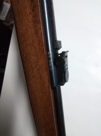 La carabina esta en muy buenas condiciones, tiene muy leves  de marcas de uso, un par en la madera y alguna 01