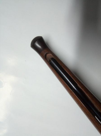 La carabina esta en muy buenas condiciones, tiene muy leves  de marcas de uso, un par en la madera y alguna 00