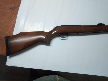La carabina esta en muy buenas condiciones, tiene muy leves  de marcas de uso, un par en la madera y alguna 12