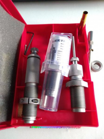 Vendo dies hornady y Factory crimp de lee, recortador de vainas lee y unas 100 vainas de varias marcas 01