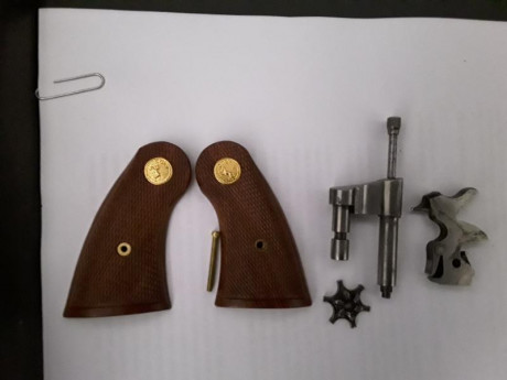  20200125_133906.jpg 
Eje tambor completo, martillo y cachas para revolveres Colt Official Police,  Officiers,Commando, 00