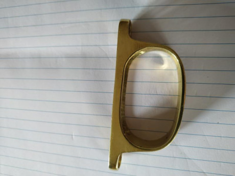 Vendo este precioso  cubregatillo de latón dorado hecho a mano y con grabados damasquinos, válido para 11
