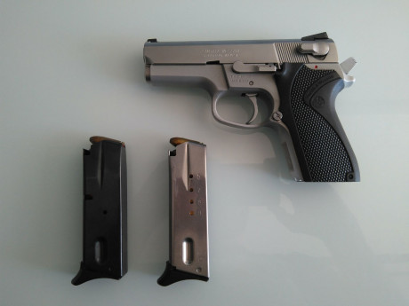 BUenas.

Pongo a la venta una pistola SW 6906.
Arma compacta, de martillo sin espolón, dobles acción,. 00