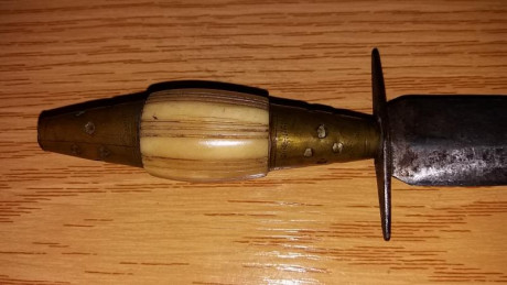 Hola, alguien sabe que tipo de puñal es este?, de que época puede ser y que valor (si lo tiene)?

Saludos 01